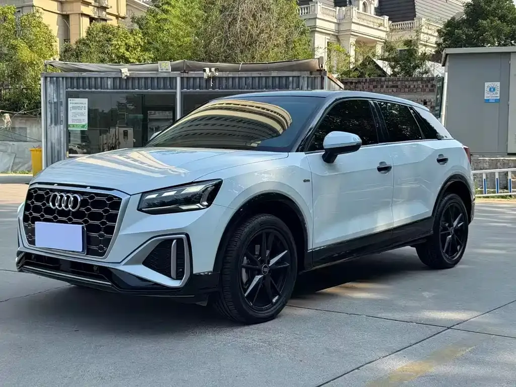 Audi Q2L — фото 1