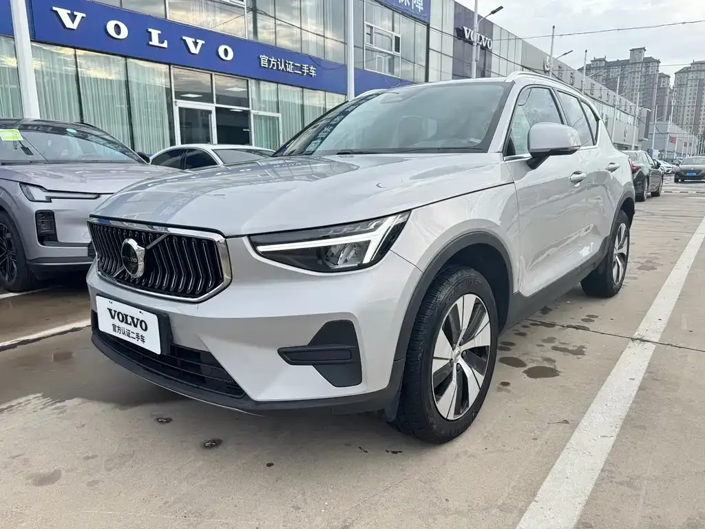 Volvo XC40 — фото 1