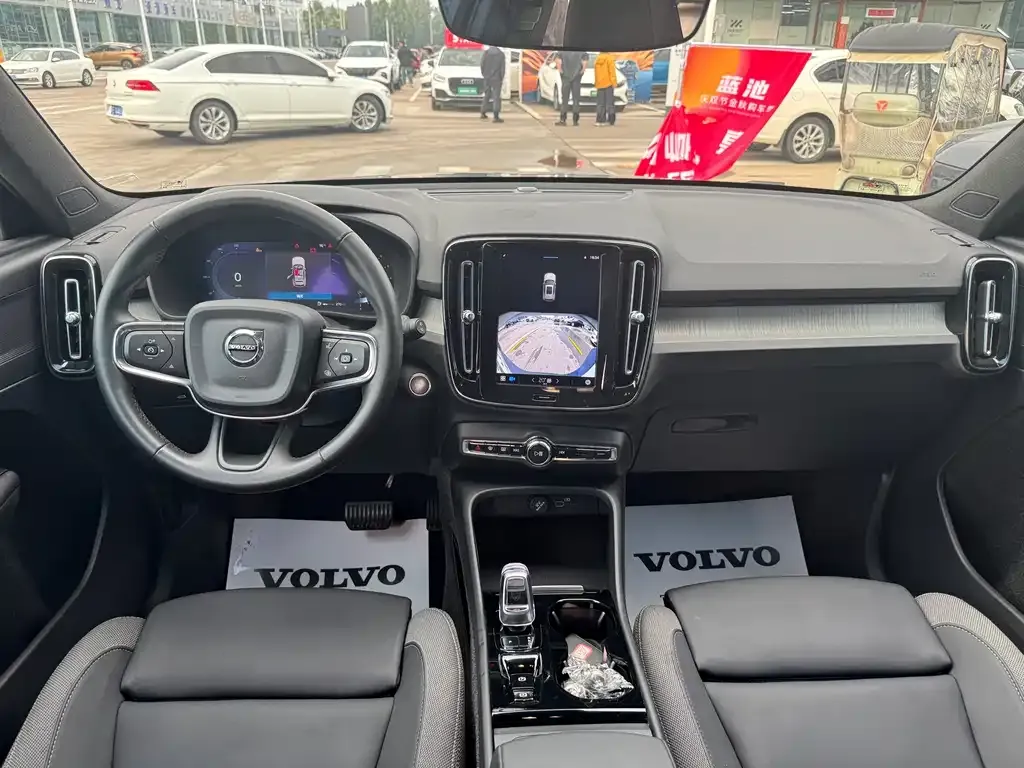 Volvo XC40 — фото 7