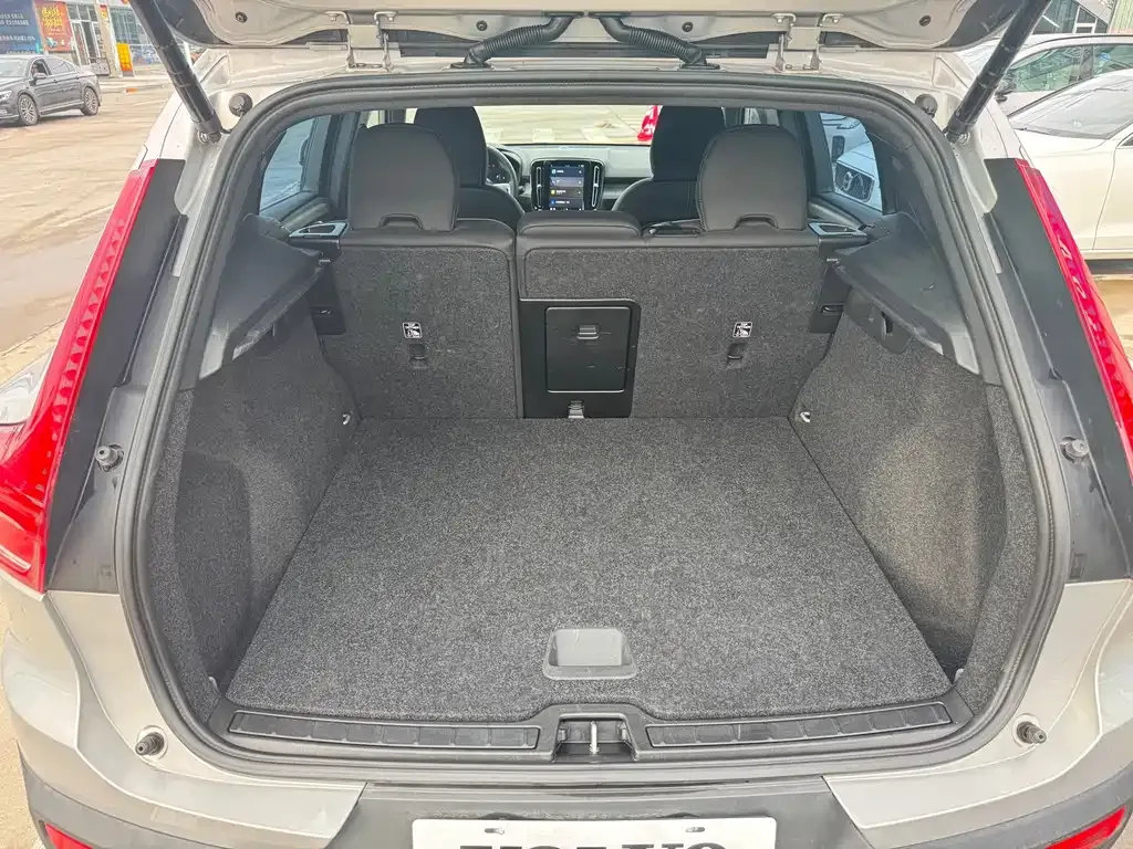 Volvo XC40 — фото 10