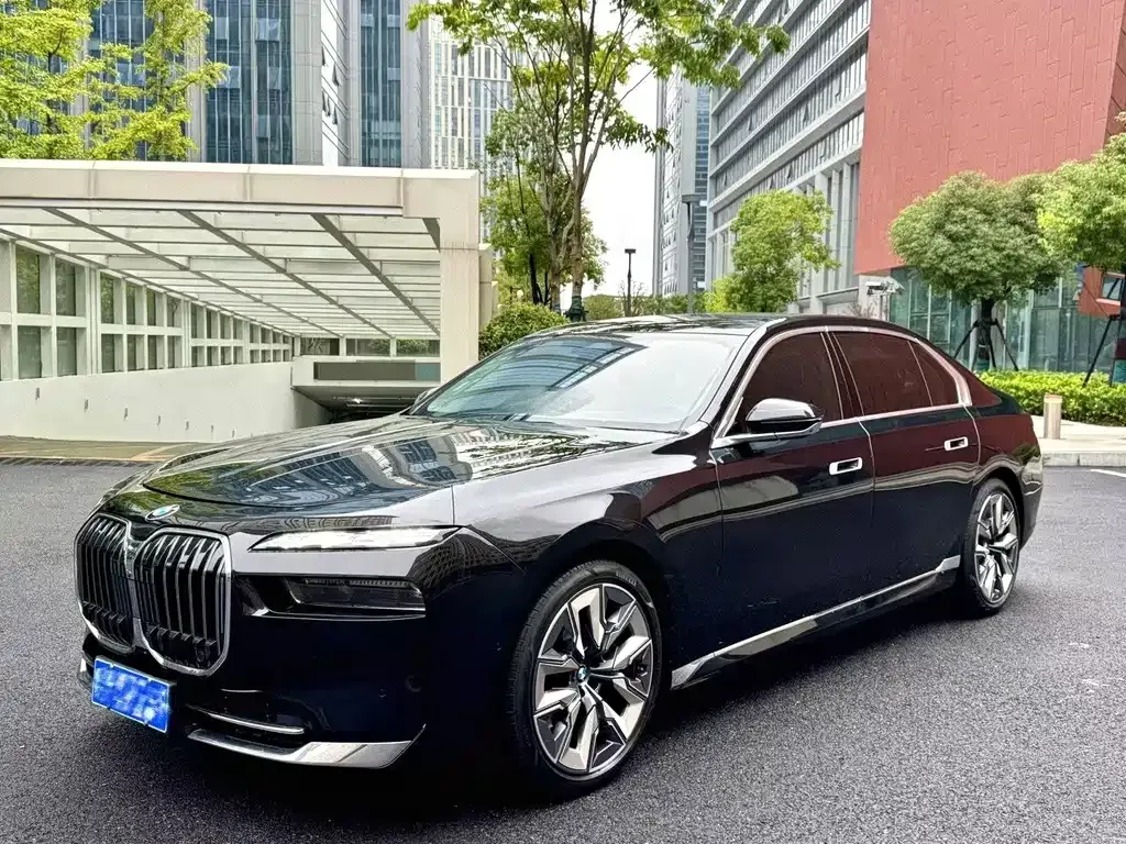 BMW 7 Series — фото 1