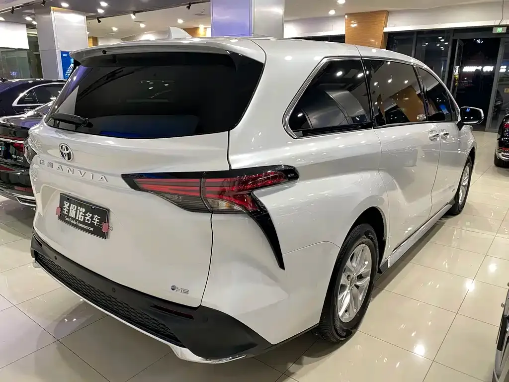 Toyota Granvia — фото 9
