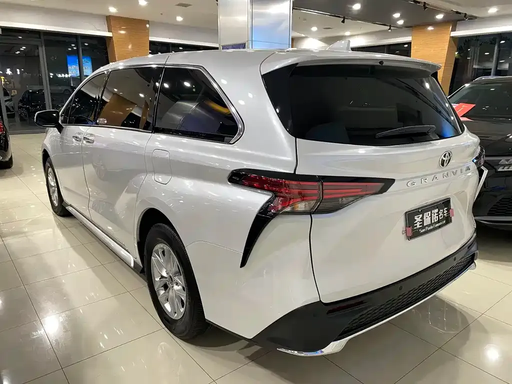 Toyota Granvia — фото 10