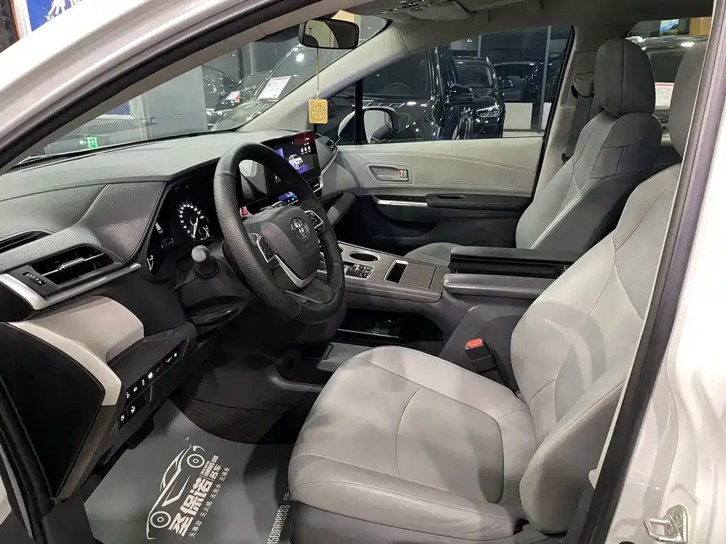 Toyota Granvia — фото 4