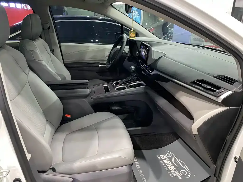 Toyota Granvia — фото 7