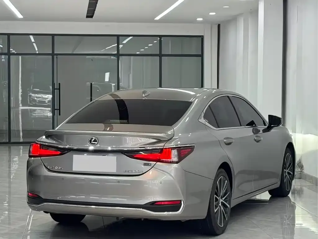 Lexus ES — фото 8