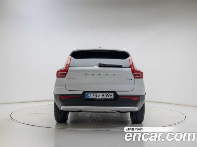 Volvo XC40 — фото 7