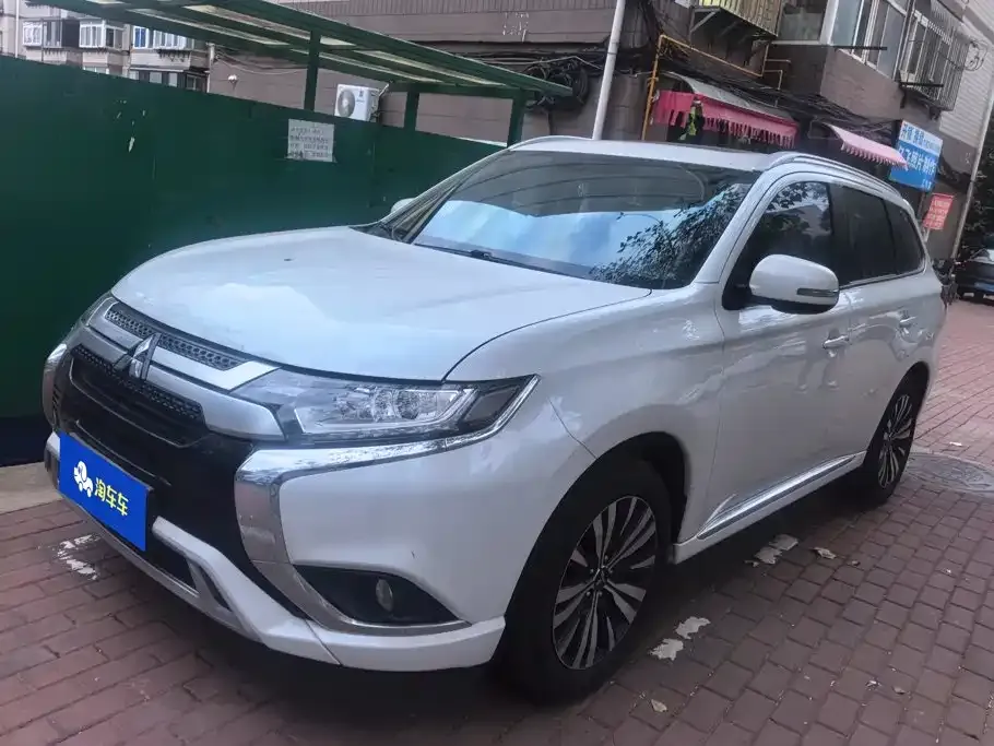 Mitsubishi Outlander — фото 1