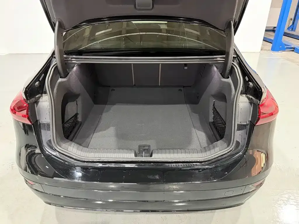 Audi A6L e-tron — фото 10
