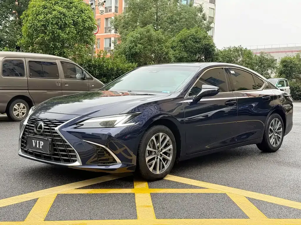 Lexus ES — фото 1