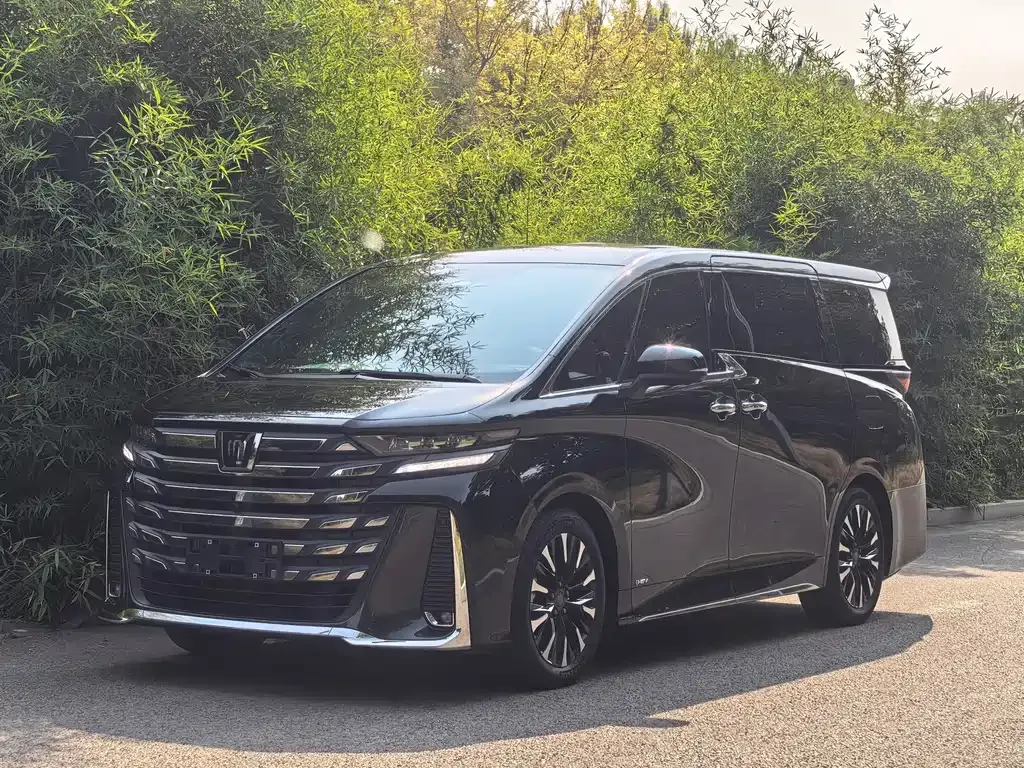 Toyota Vellfire — фото 1
