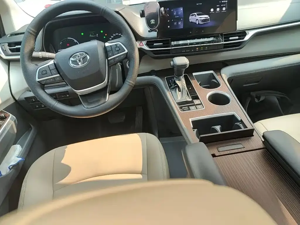 Toyota Sienna — фото 2