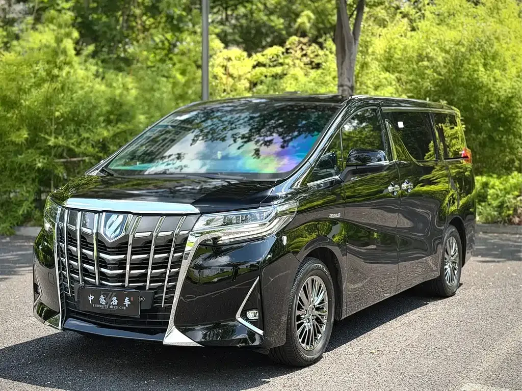 Toyota Alphard — фото 1