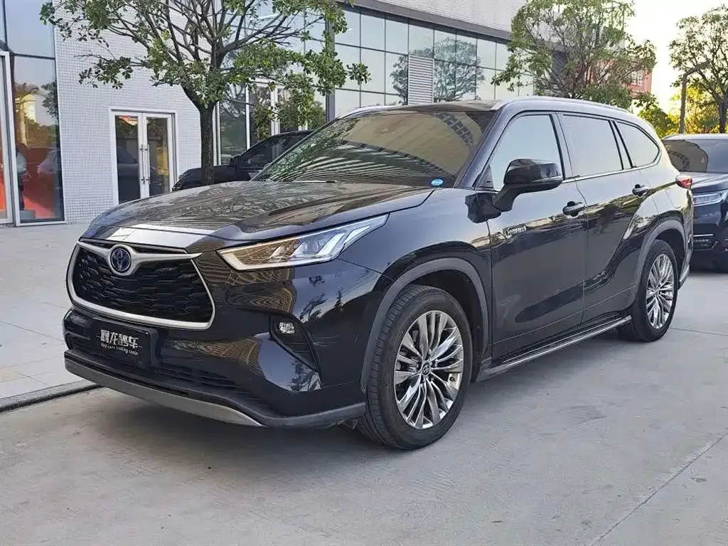 Toyota Highlander — фото 1