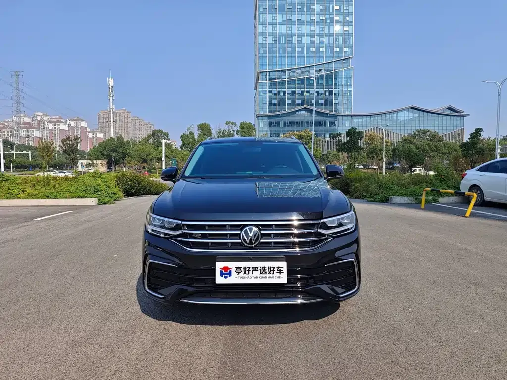 Volkswagen Tiguan L — фото 1