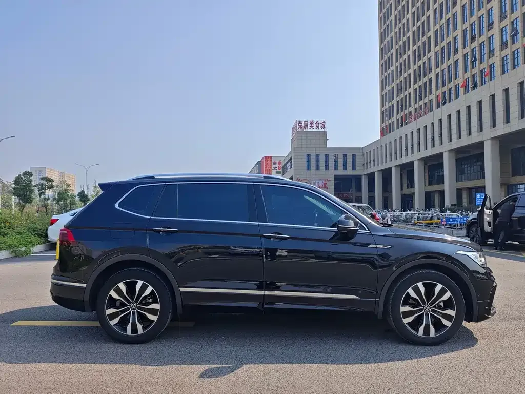 Volkswagen Tiguan L — фото 3