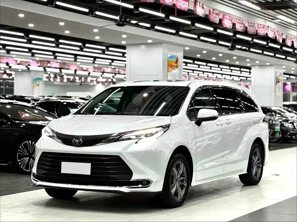Toyota Sienna — фото 1
