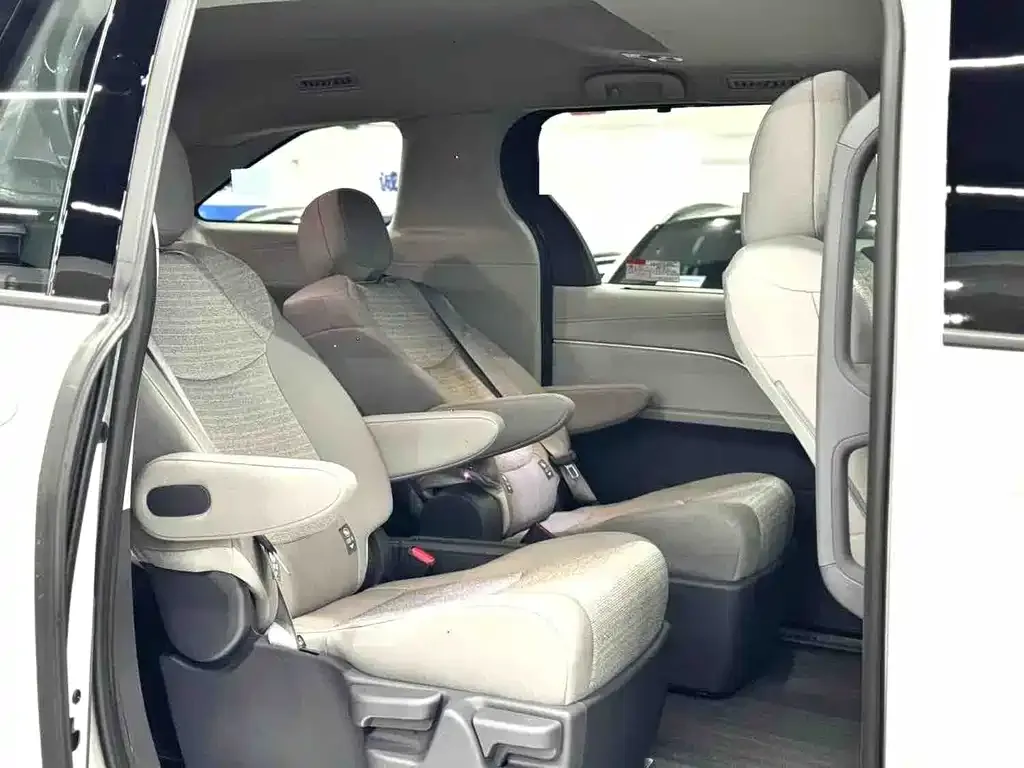 Toyota Sienna — фото 8