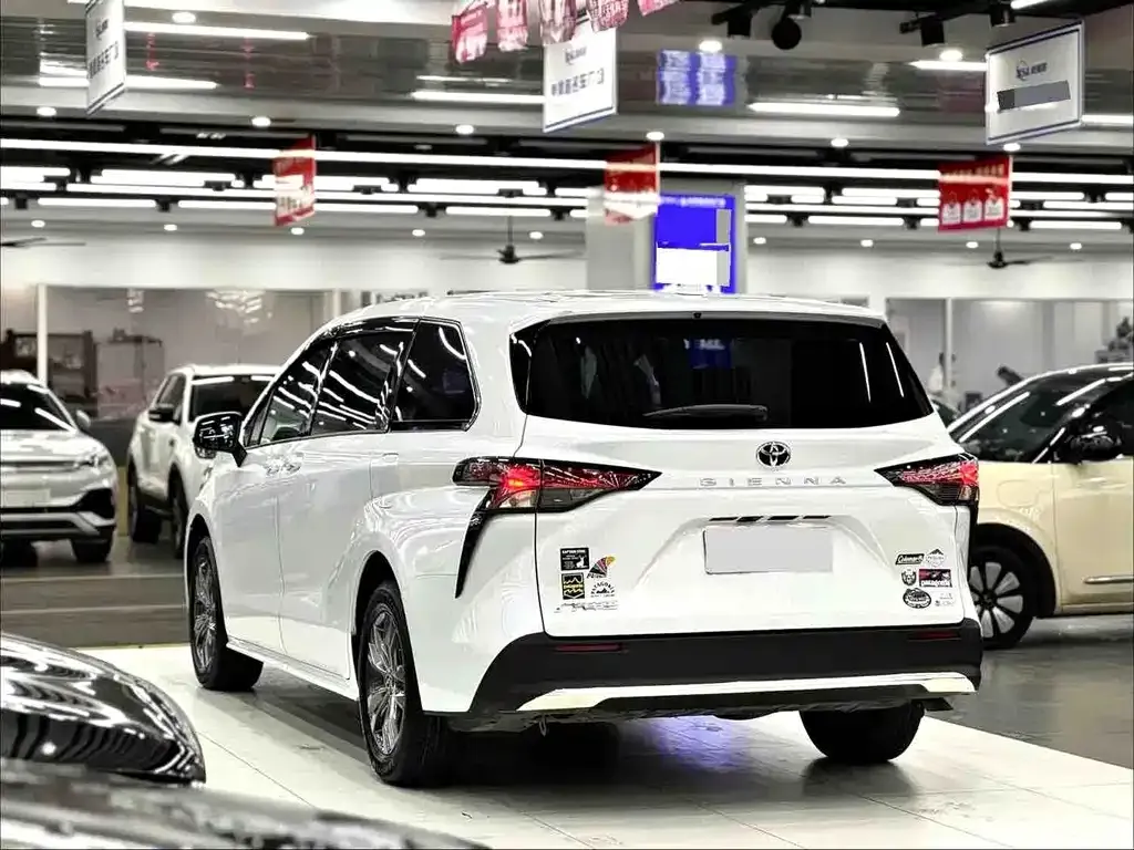 Toyota Sienna — фото 7