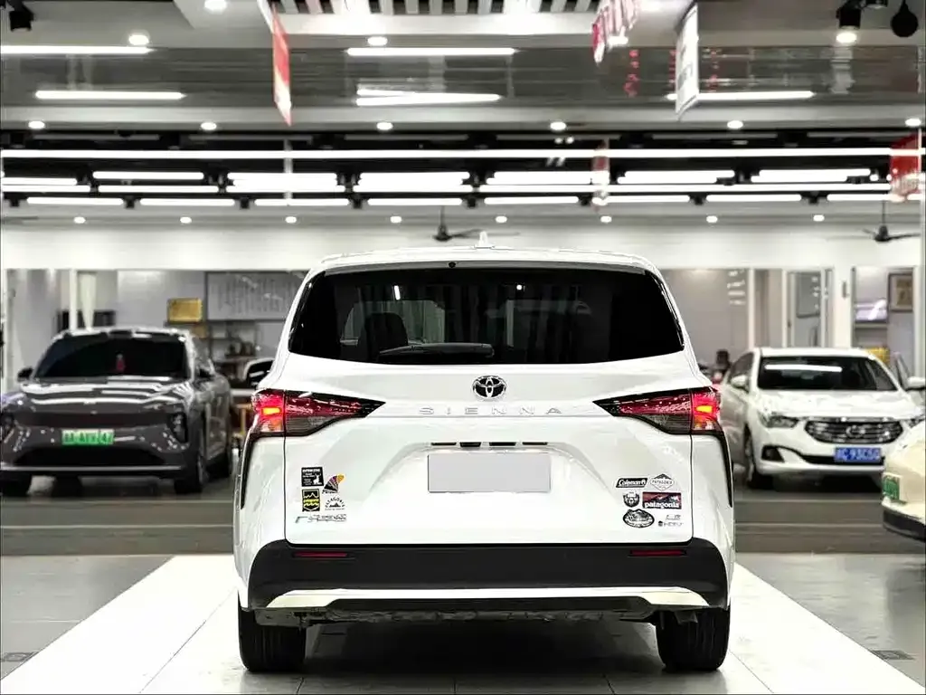 Toyota Sienna — фото 10