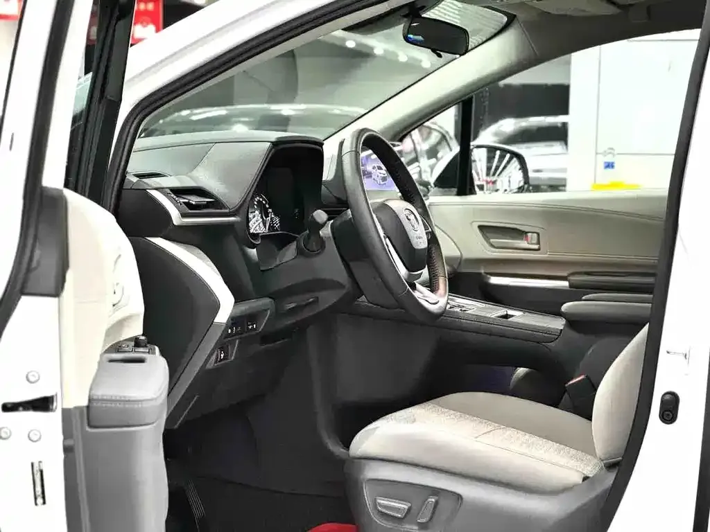 Toyota Sienna — фото 4