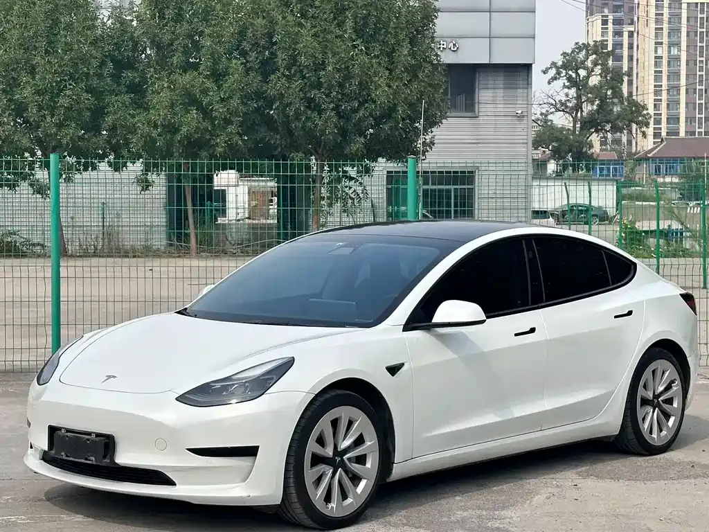 Tesla Model 3 — фото 1