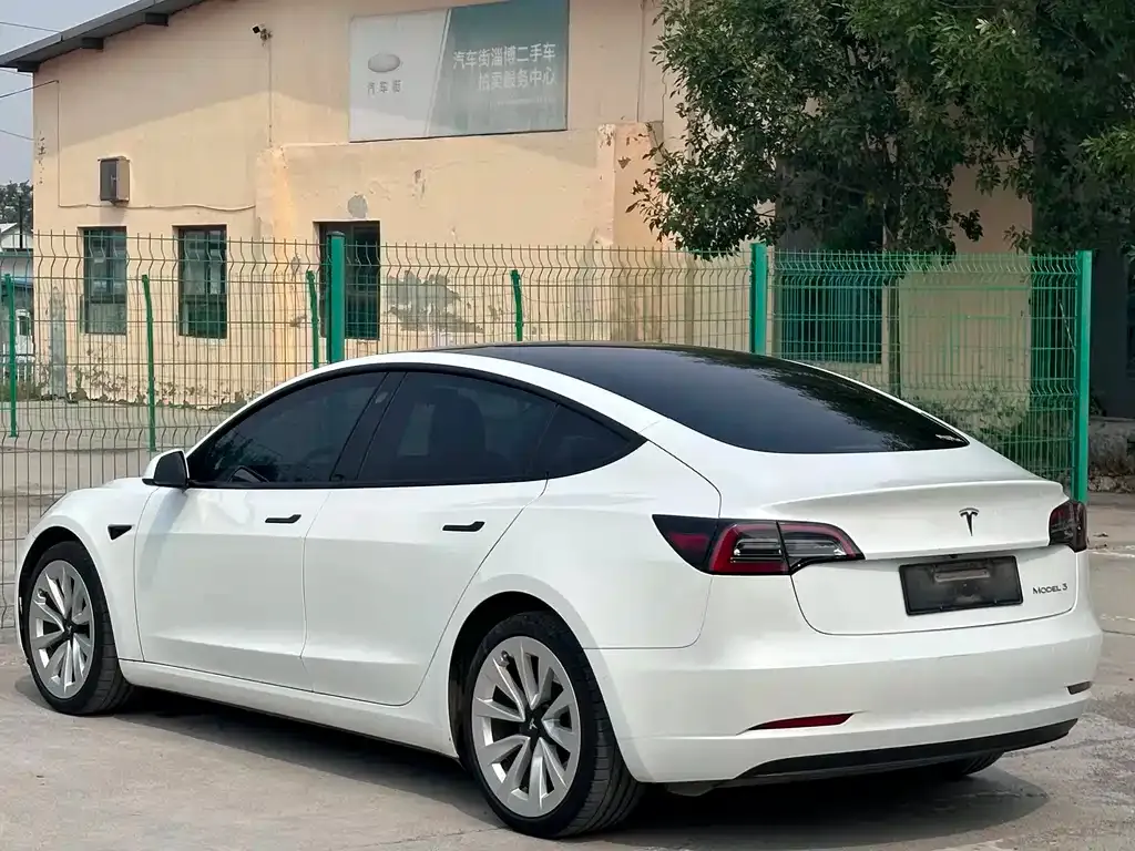 Tesla Model 3 — фото 2
