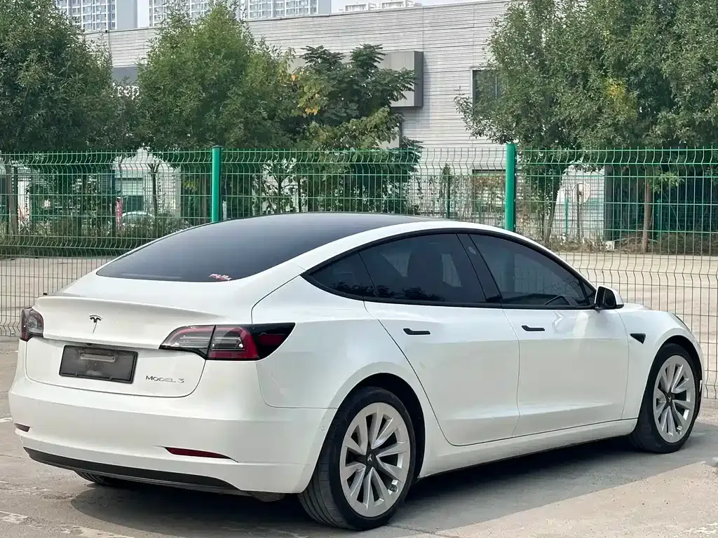 Tesla Model 3 — фото 9