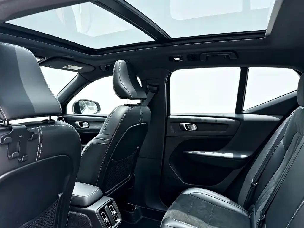 Volvo XC40 NEV — фото 8
