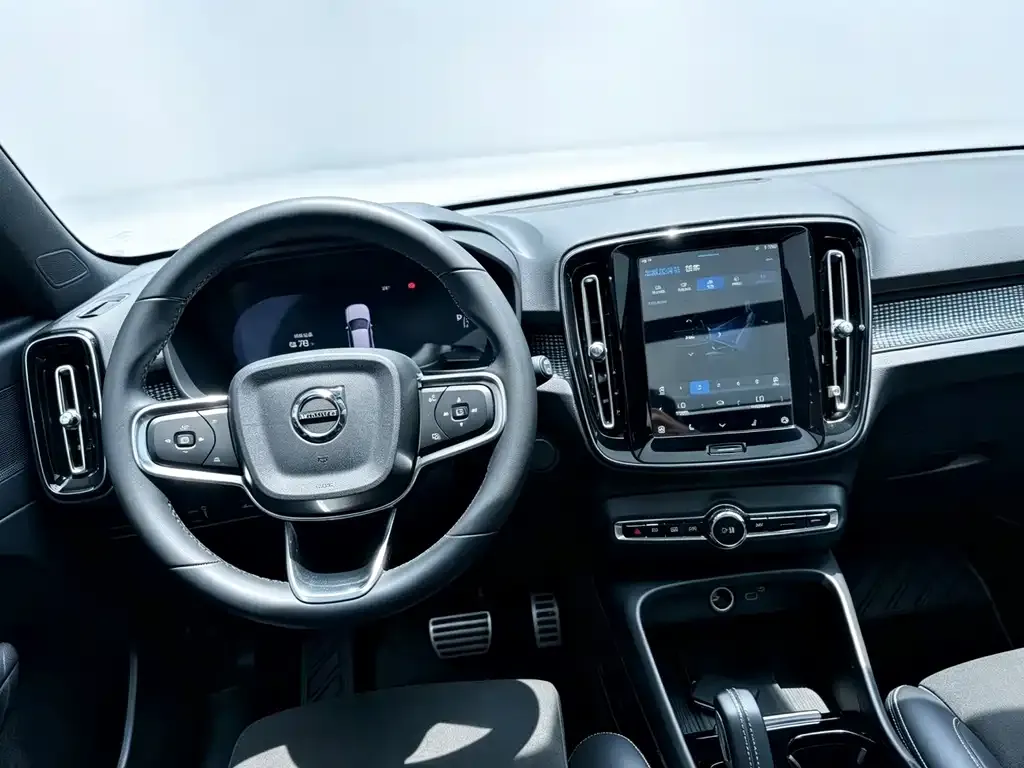 Volvo XC40 NEV — фото 4