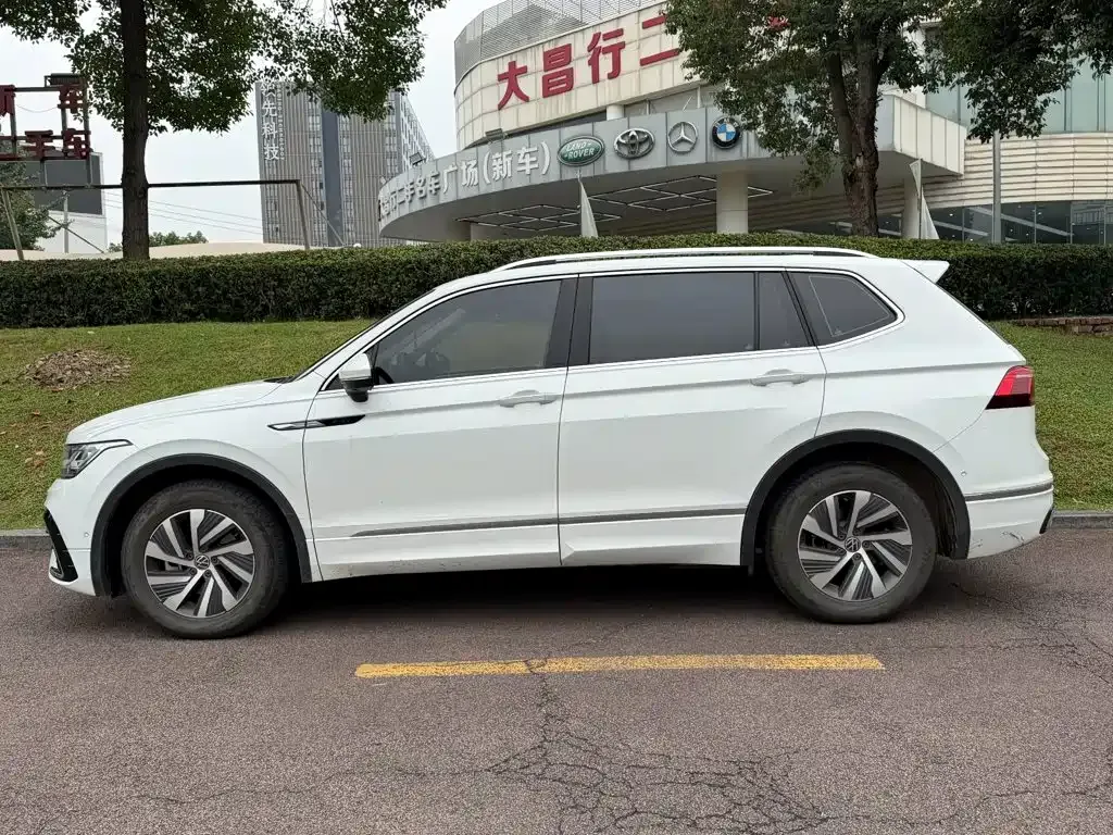 Volkswagen Tiguan L PHEV — фото 5