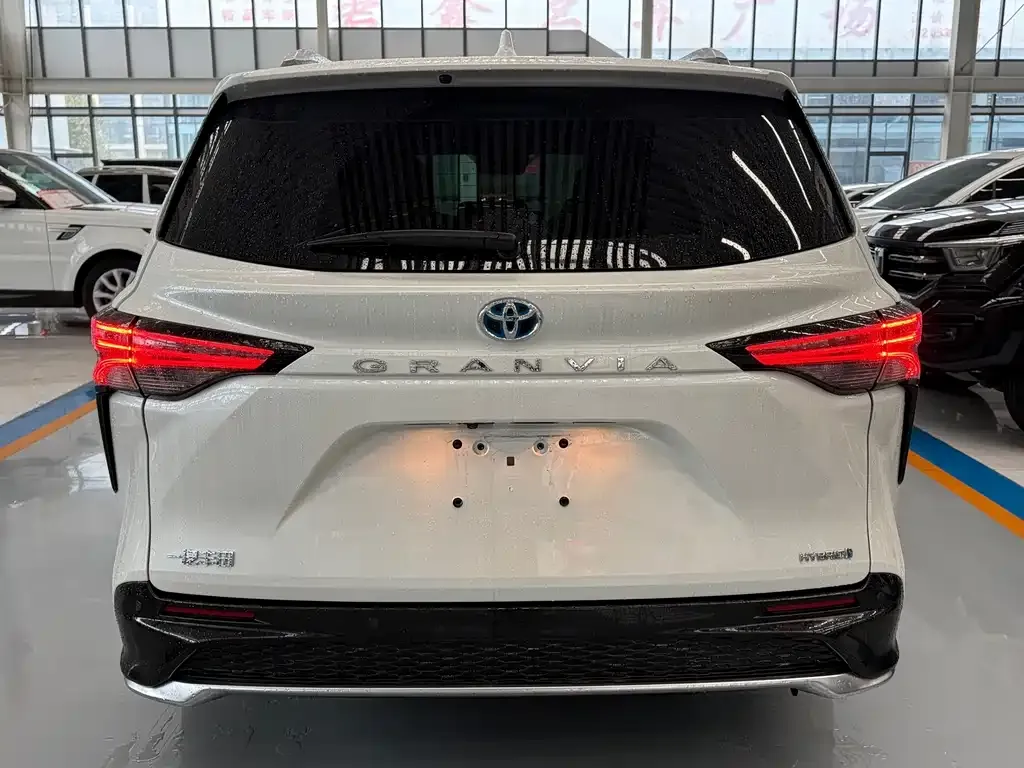 Toyota Granvia — фото 9