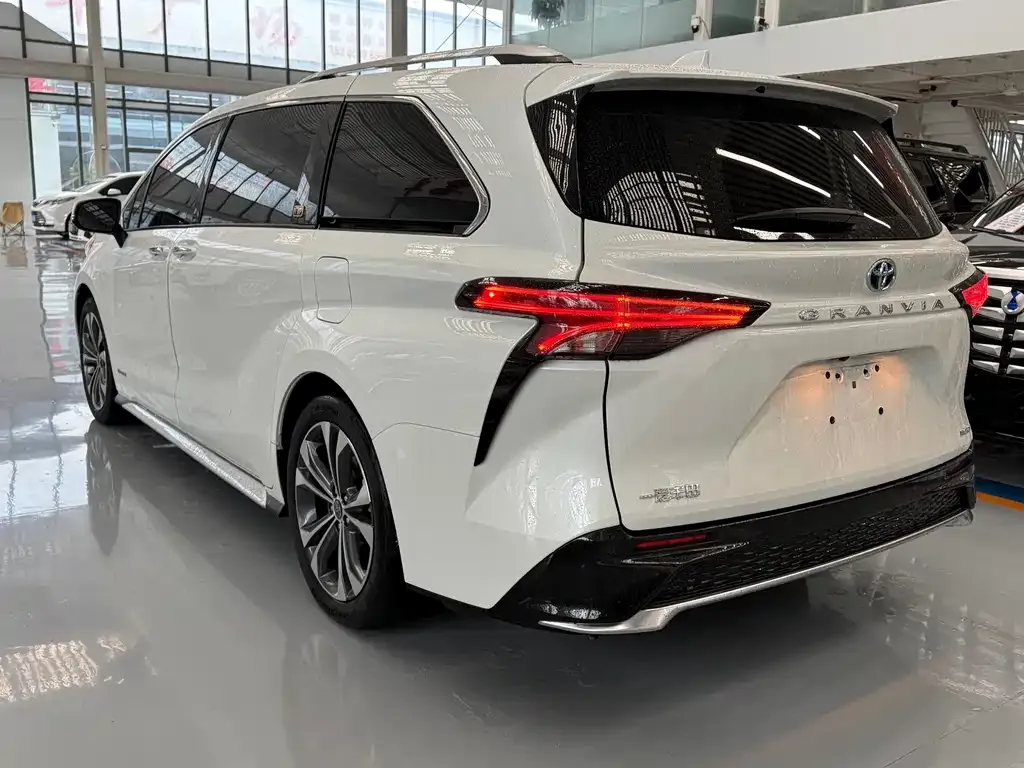 Toyota Granvia — фото 8