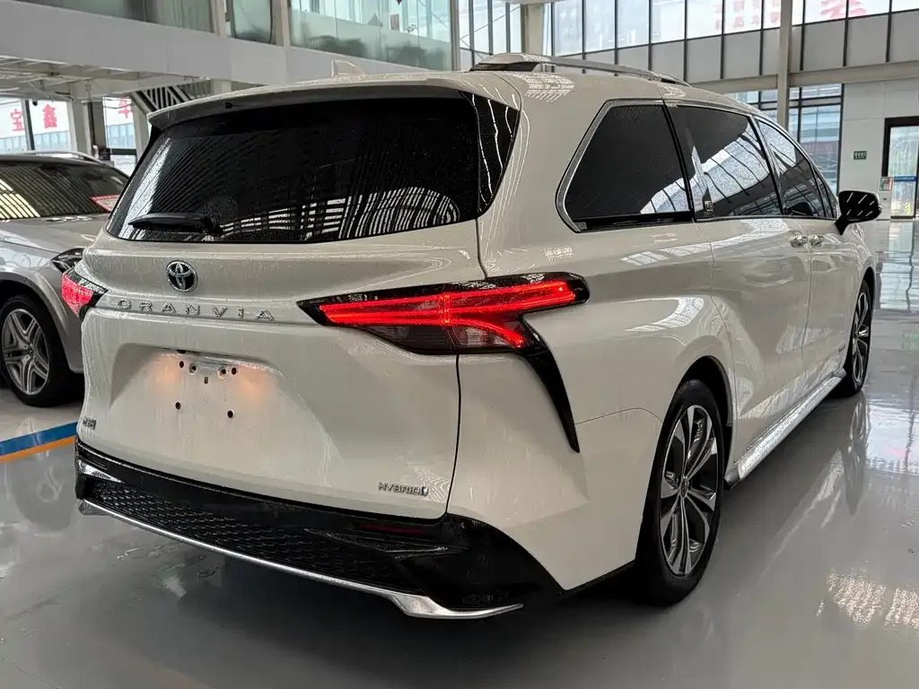 Toyota Granvia — фото 5