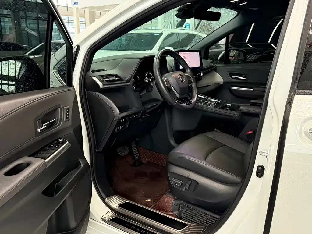 Toyota Granvia — фото 4