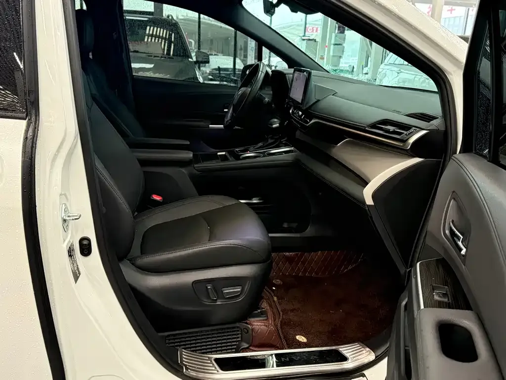 Toyota Granvia — фото 3