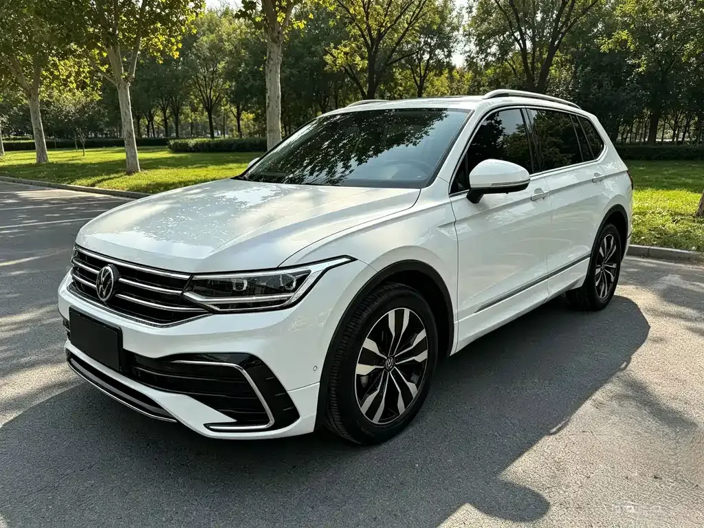 Volkswagen Tiguan L — фото 1